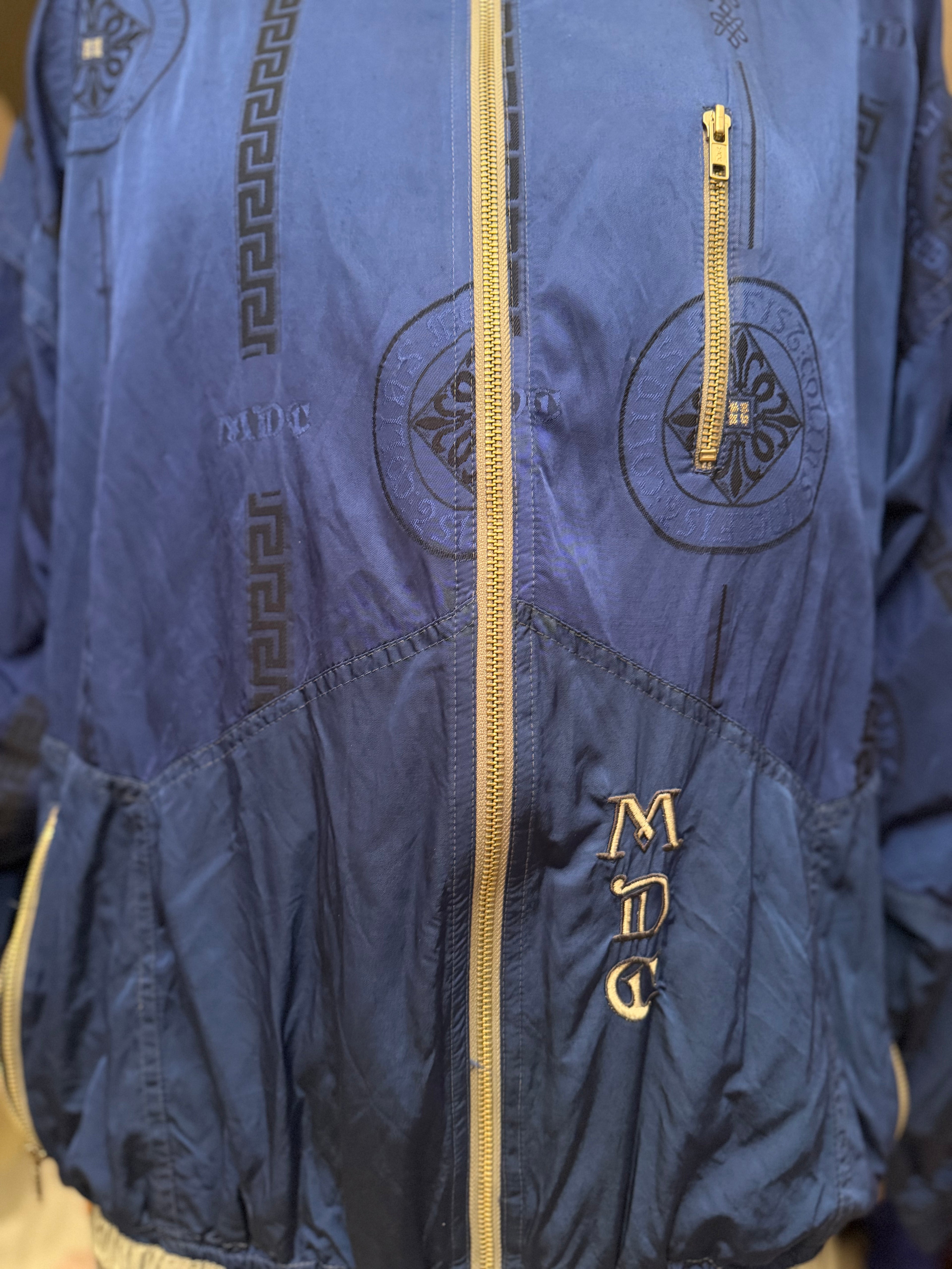 Chaqueta vintage 90s azul estampado geométrico MDC Saint Tropez estilo retro windbreaker