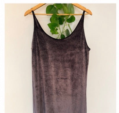 Vestido efecto terciopelo gris con espalda de tul