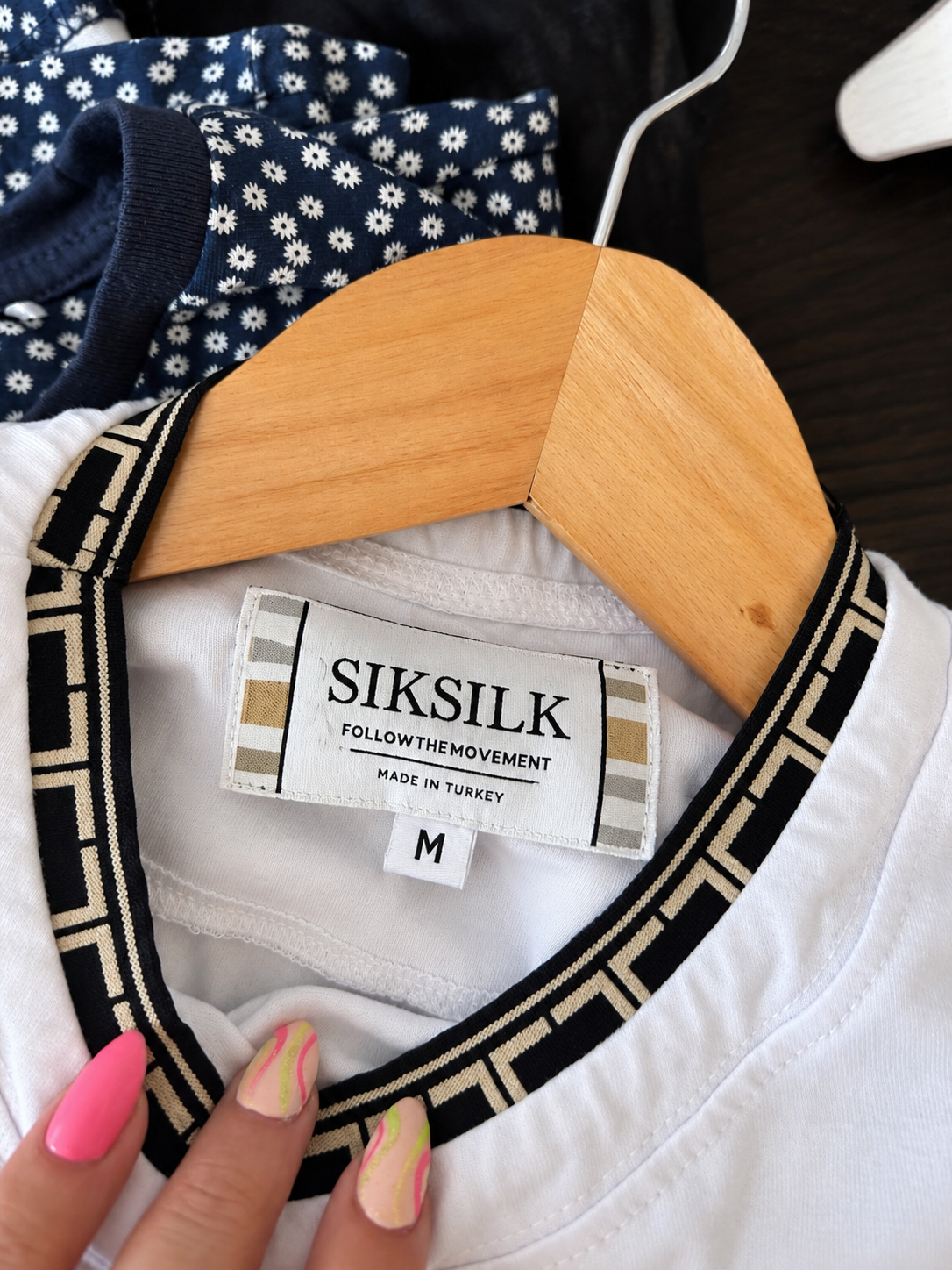 SIKSILK White Geometric Tee · Talla M