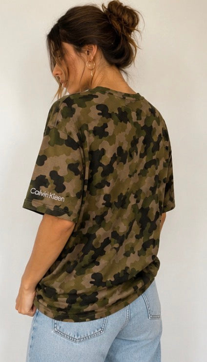 Camiseta Calvin Klein Camuflaje Oversize Vintage