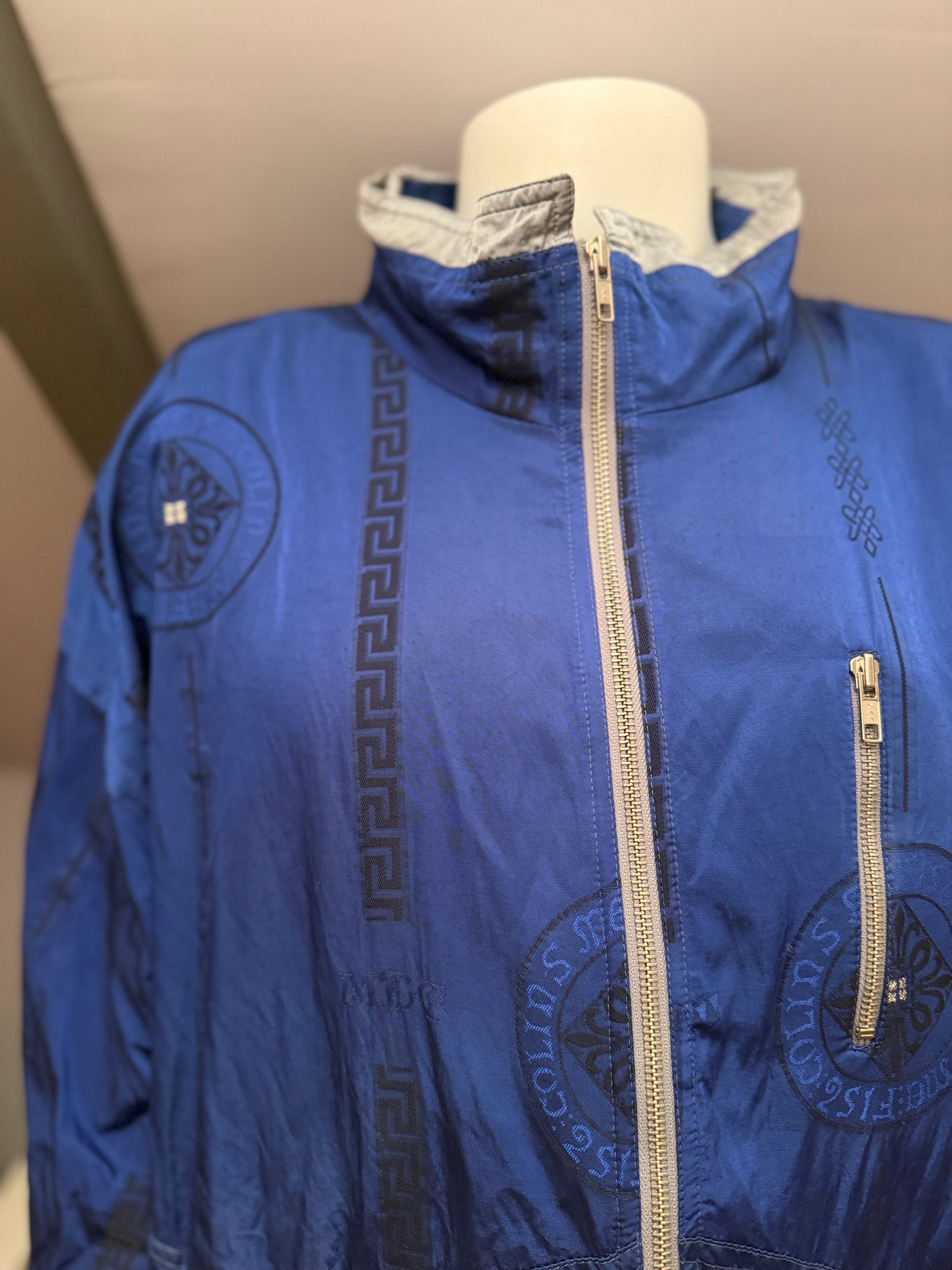 Chaqueta vintage 90s azul estampado geométrico MDC Saint Tropez estilo retro windbreaker