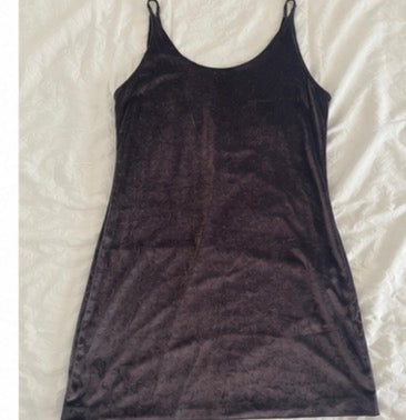 Vestido efecto terciopelo gris con espalda de tul