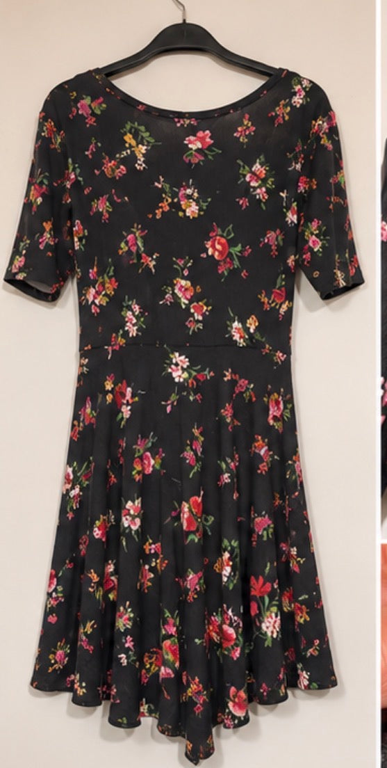 Vestido floral negro Bershka BSKGIRL · Talla M