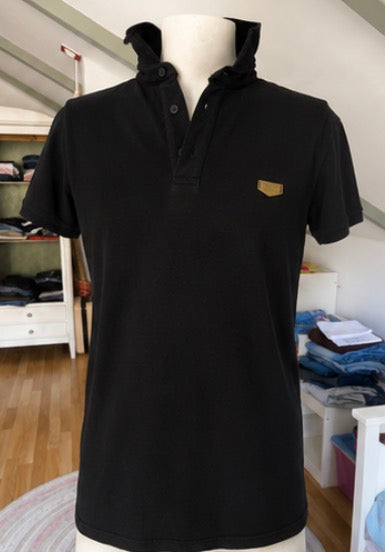 Polo Gianni Kavanagh Negro | Cuello Alto con Placa Metálica