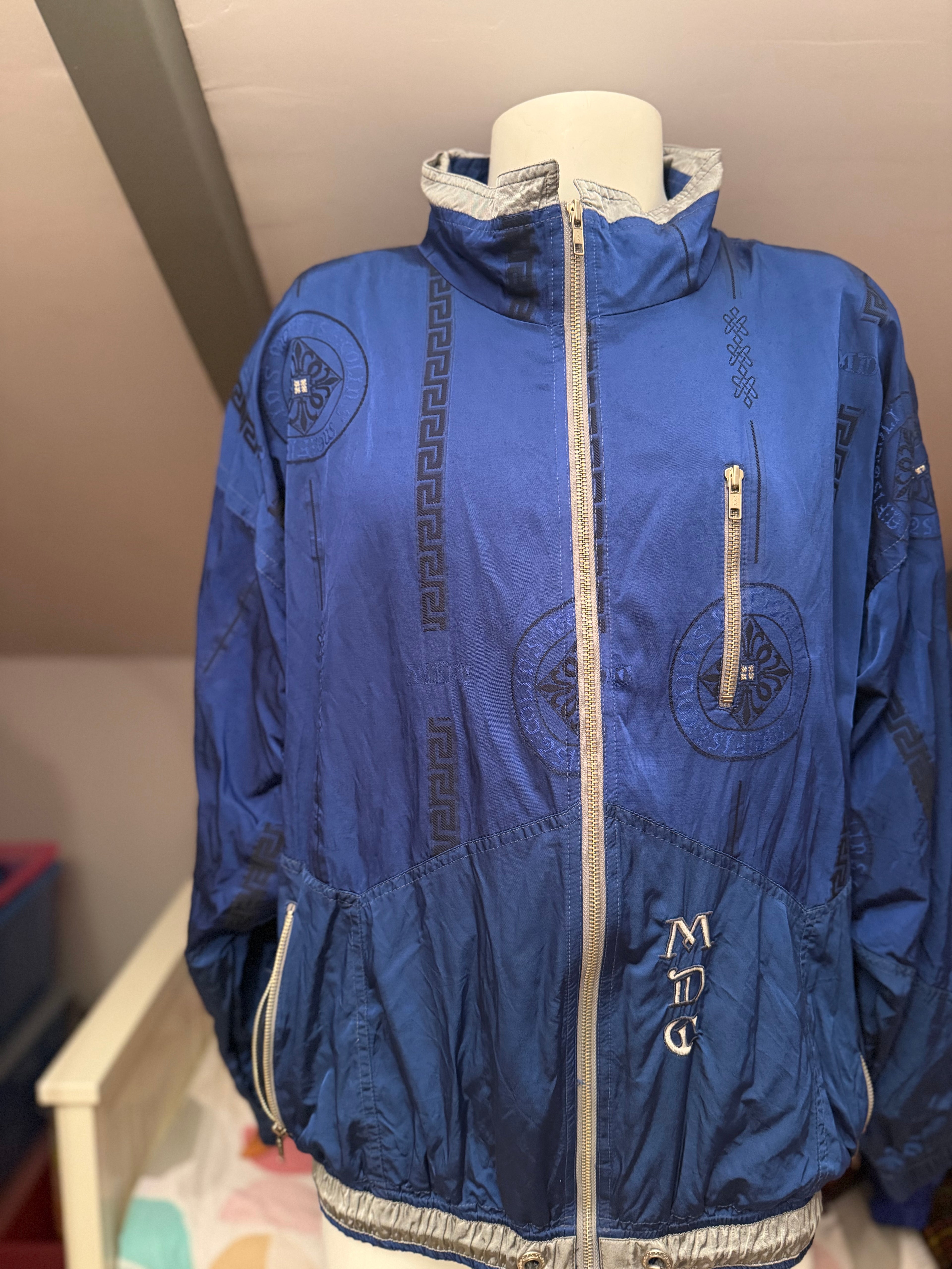 Chaqueta vintage 90s azul estampado geométrico MDC Saint Tropez estilo retro windbreaker
