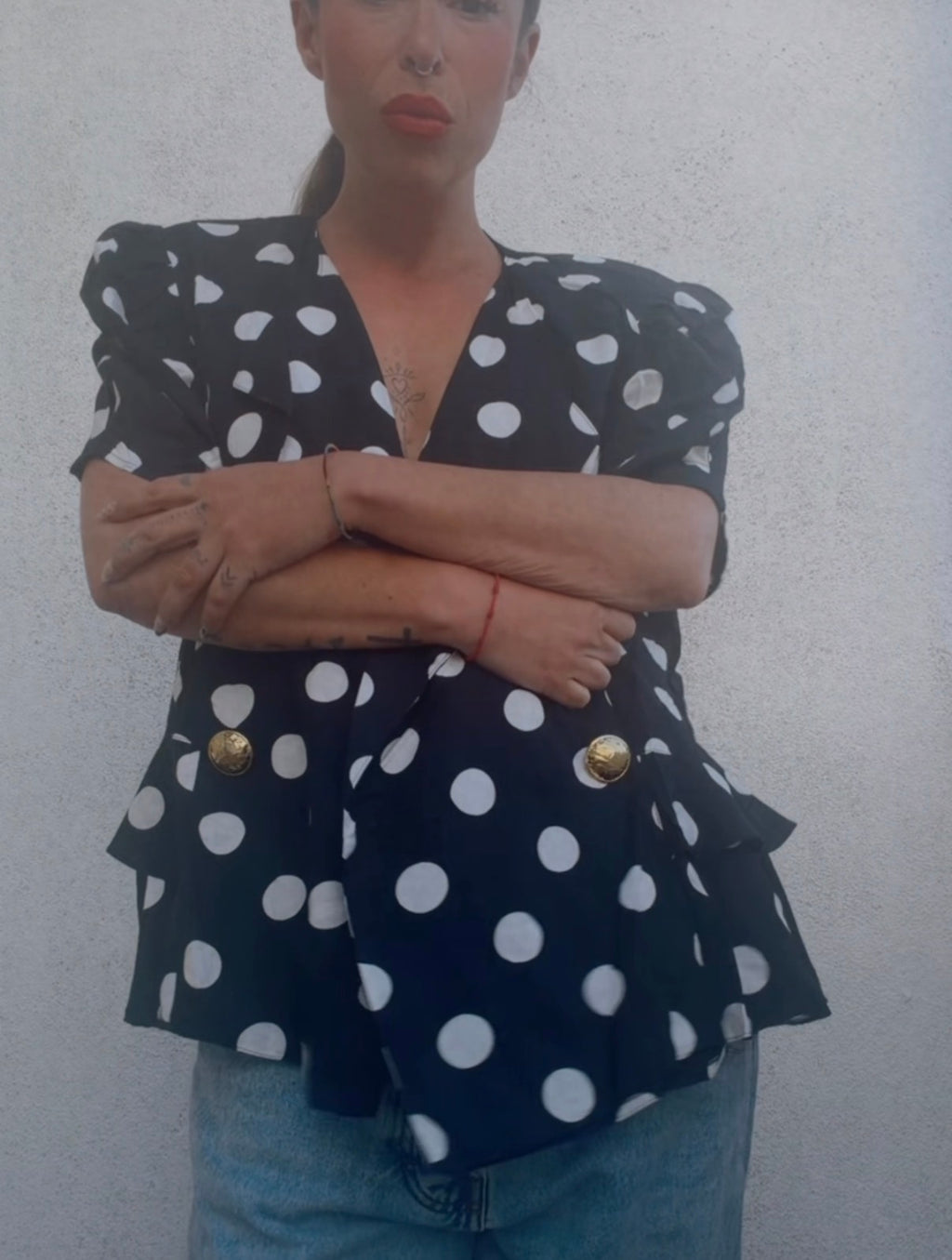 Blusa vintage lunares 90s negra con botones dorados