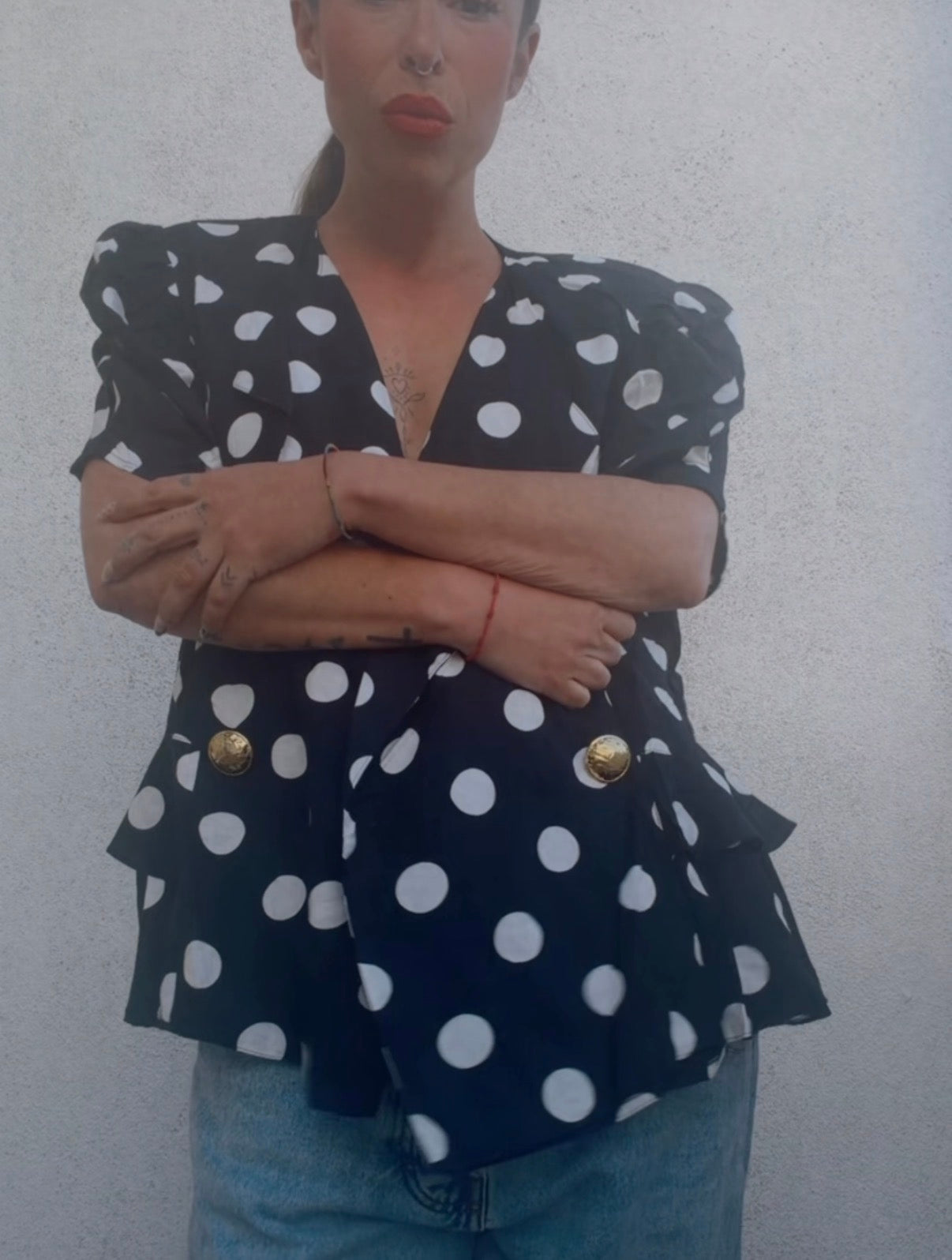 Blusa vintage lunares 90s negra con botones dorados