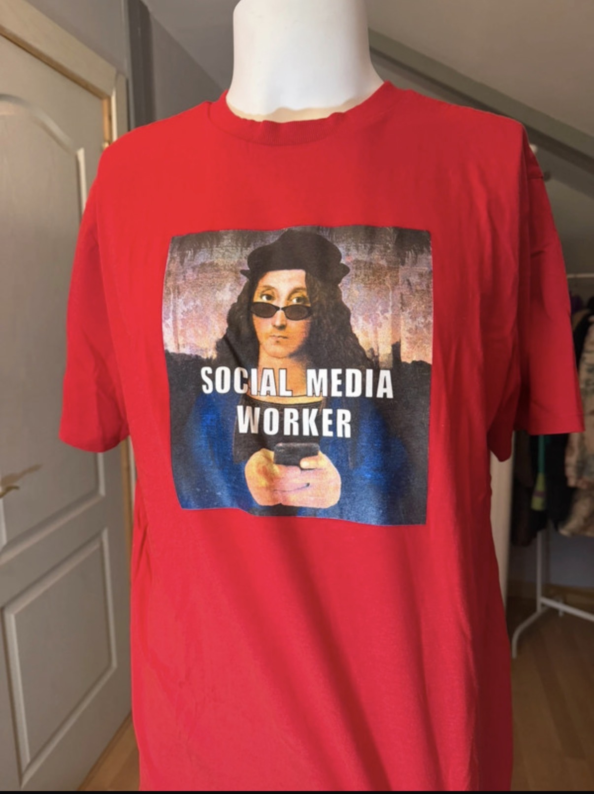Camiseta vintage roja “Social Media Worker” print artístico oversize