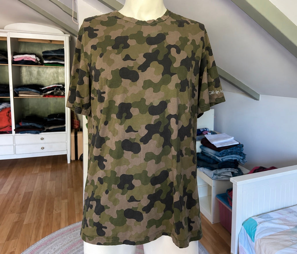Camiseta Calvin Klein Camuflaje Oversize Vintage