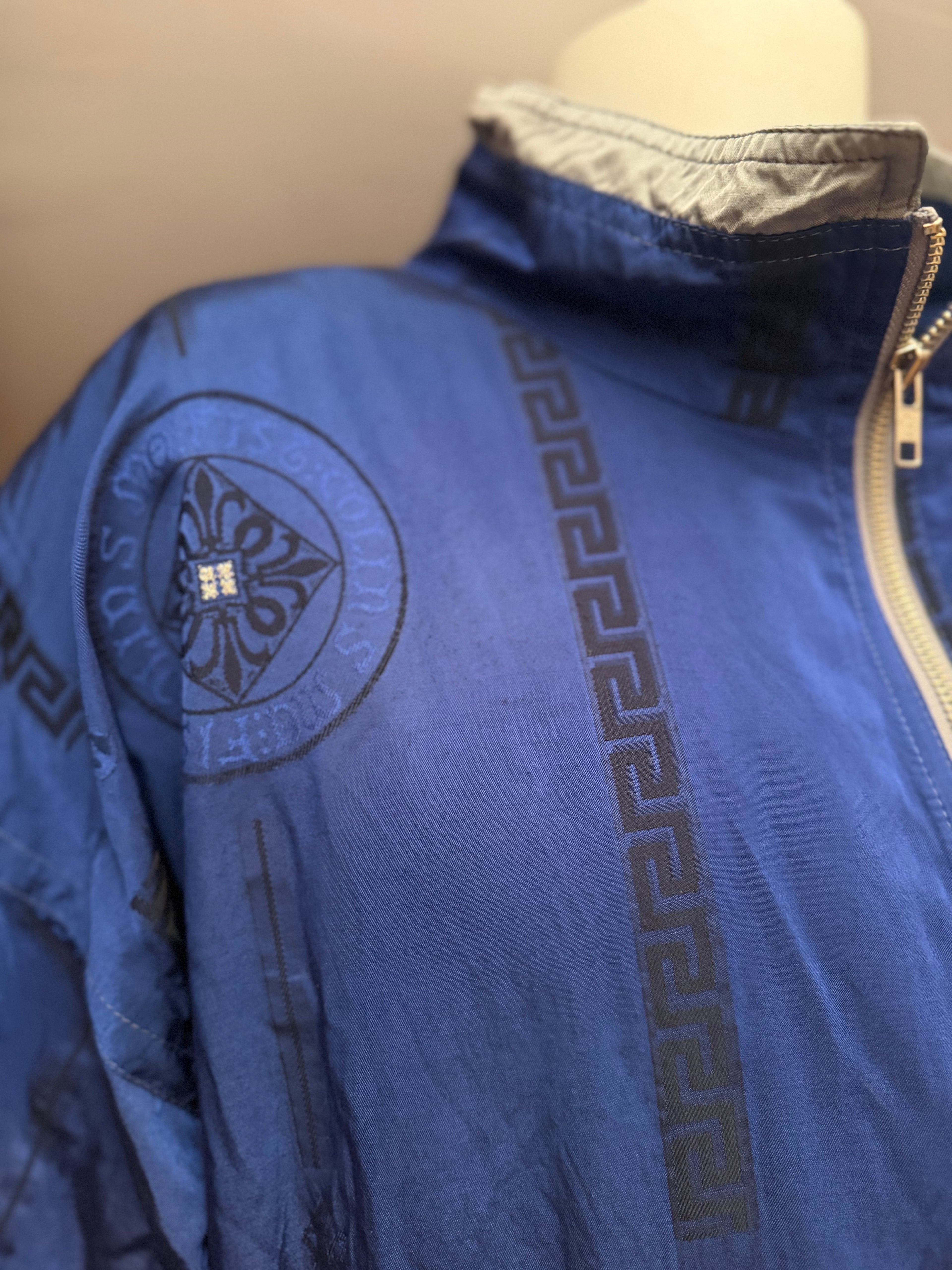 Chaqueta vintage 90s azul estampado geométrico MDC Saint Tropez estilo retro windbreaker