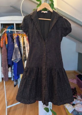 Vestido negro con lunares rosas y manga abullonada – Talla M