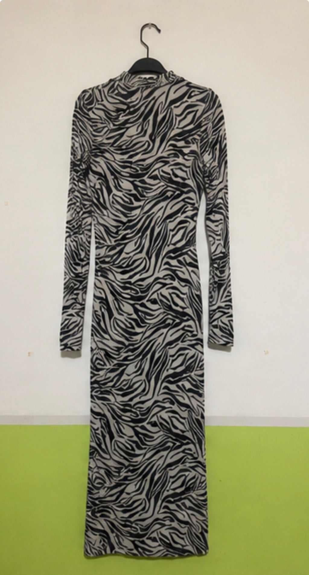 Vestido largo animal print cebra Bershka · Talla M