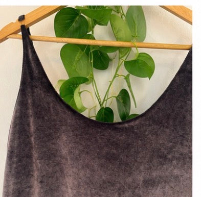 Vestido efecto terciopelo gris con espalda de tul