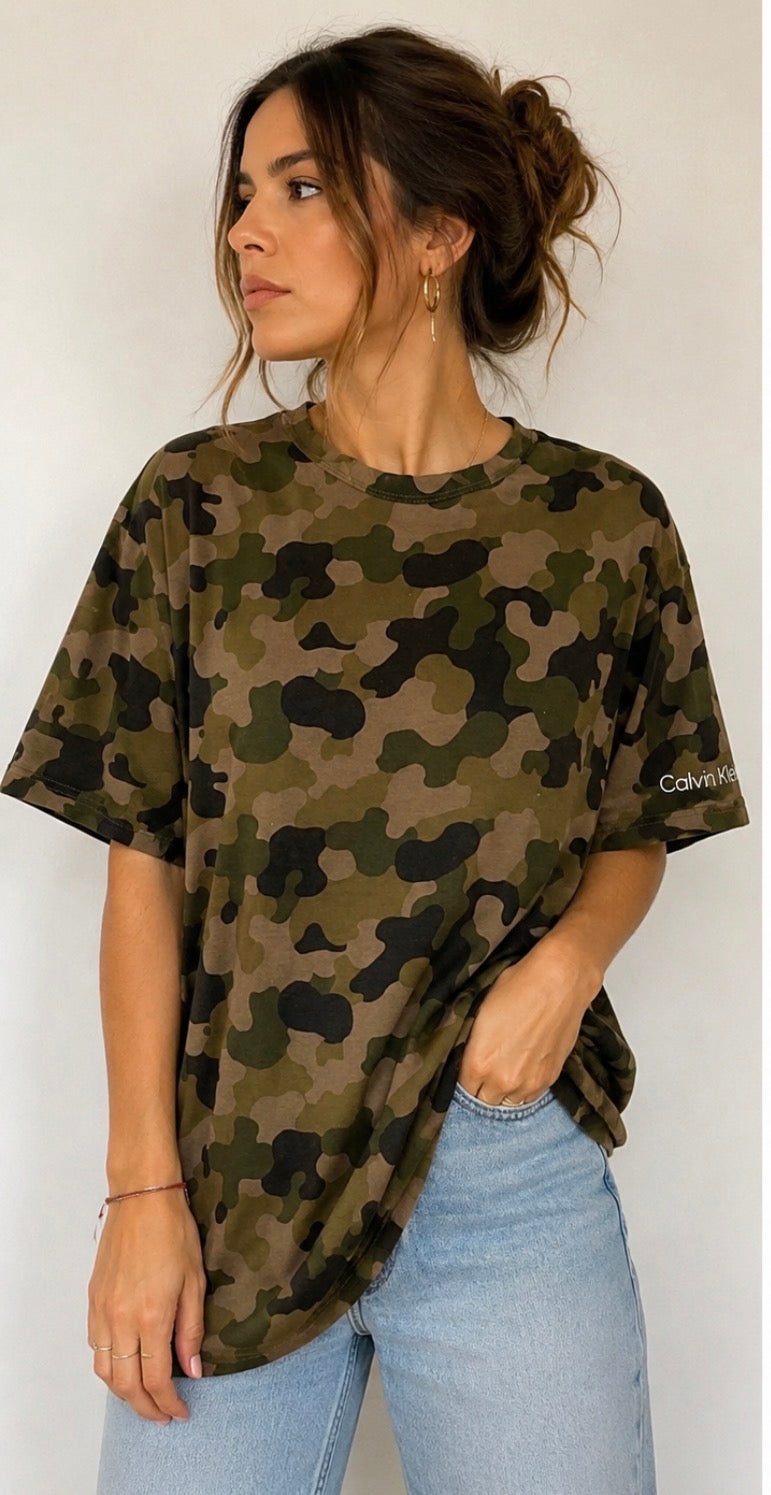 Camiseta Calvin Klein Camuflaje Oversize Vintage