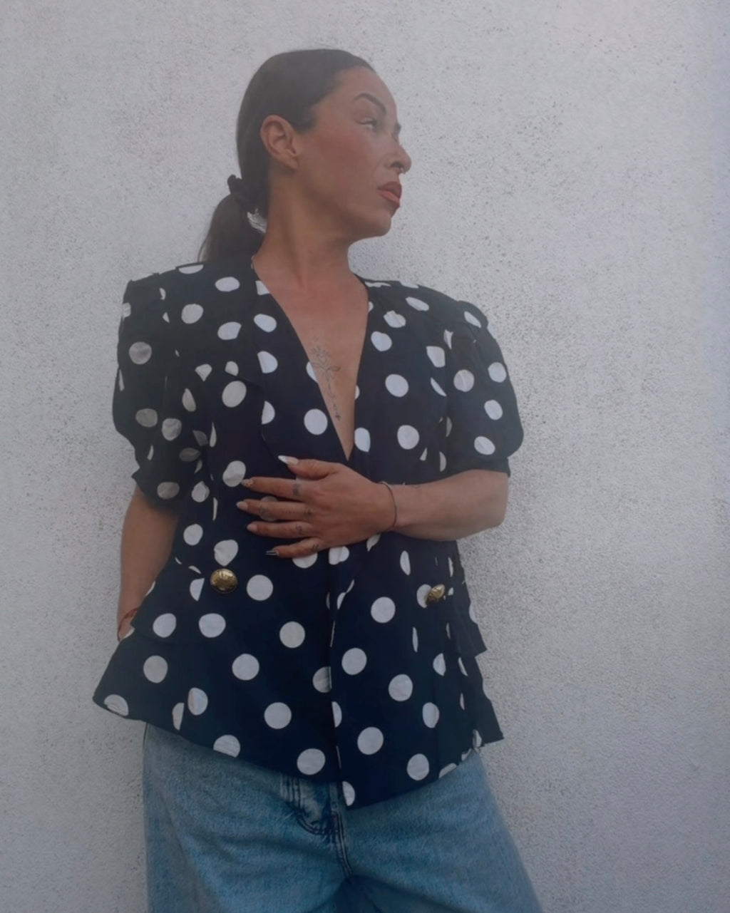 Blusa vintage lunares 90s negra con botones dorados