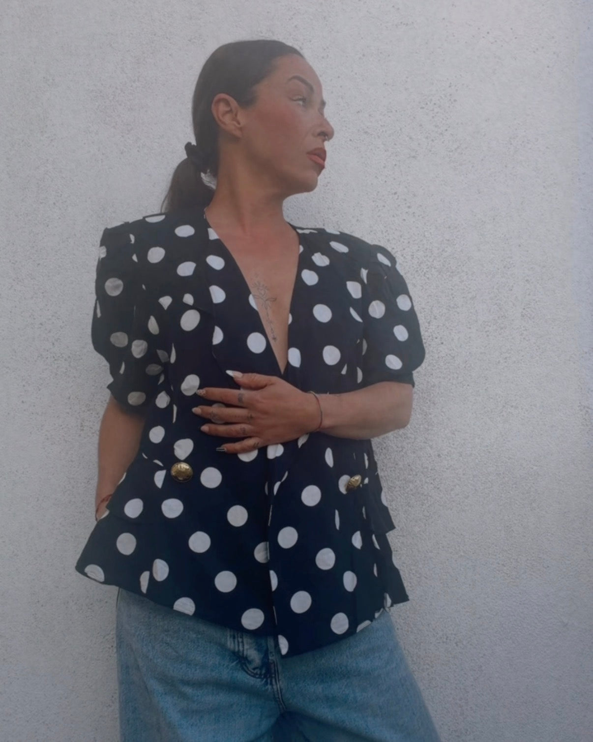 Blusa vintage lunares 90s negra con botones dorados