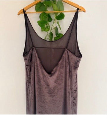 Vestido efecto terciopelo gris con espalda de tul