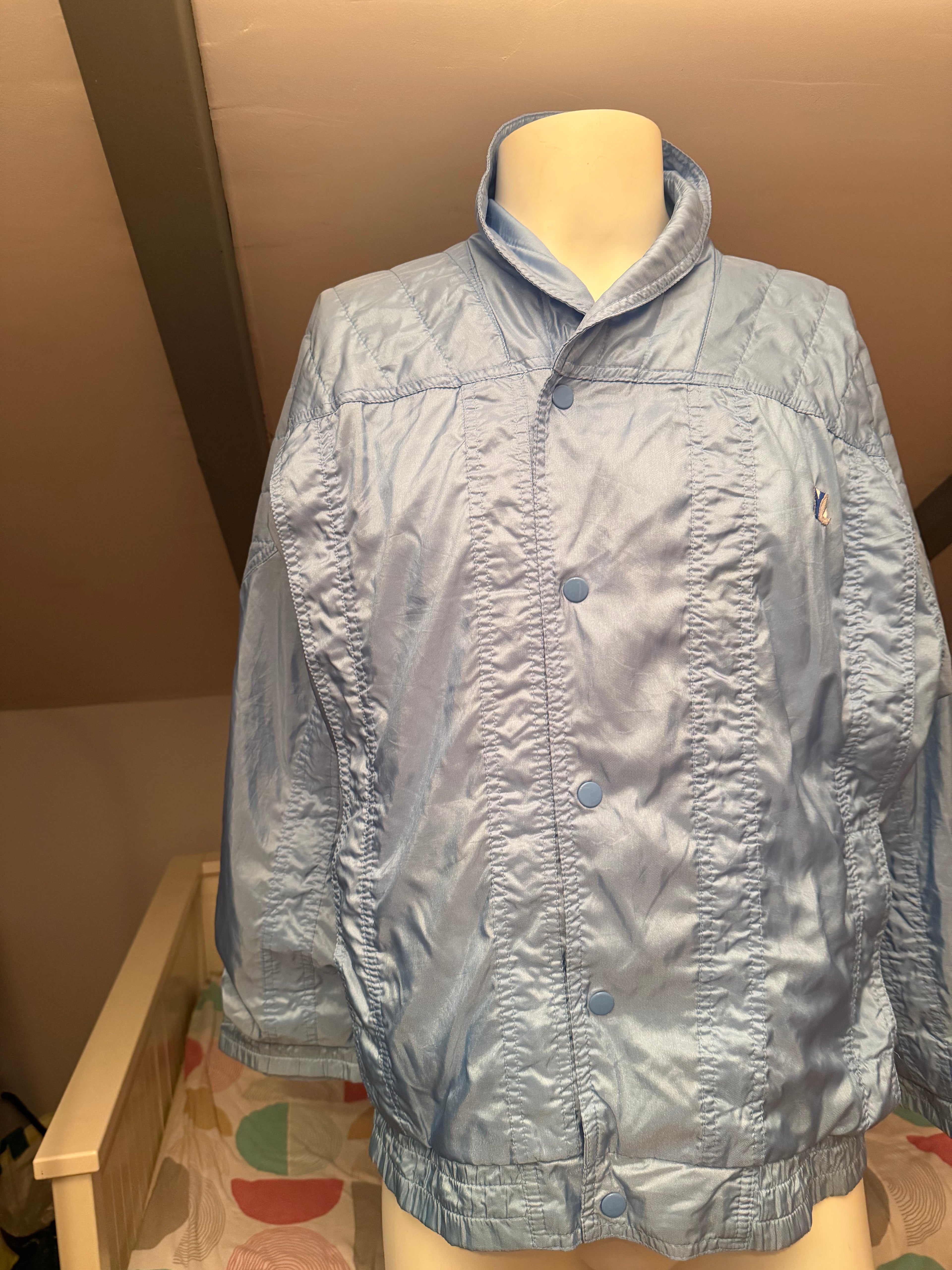 Chaqueta vintage 90s azul cielo satinada minimal sporty retro jacket