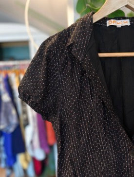 Vestido negro con lunares rosas y manga abullonada – Talla M