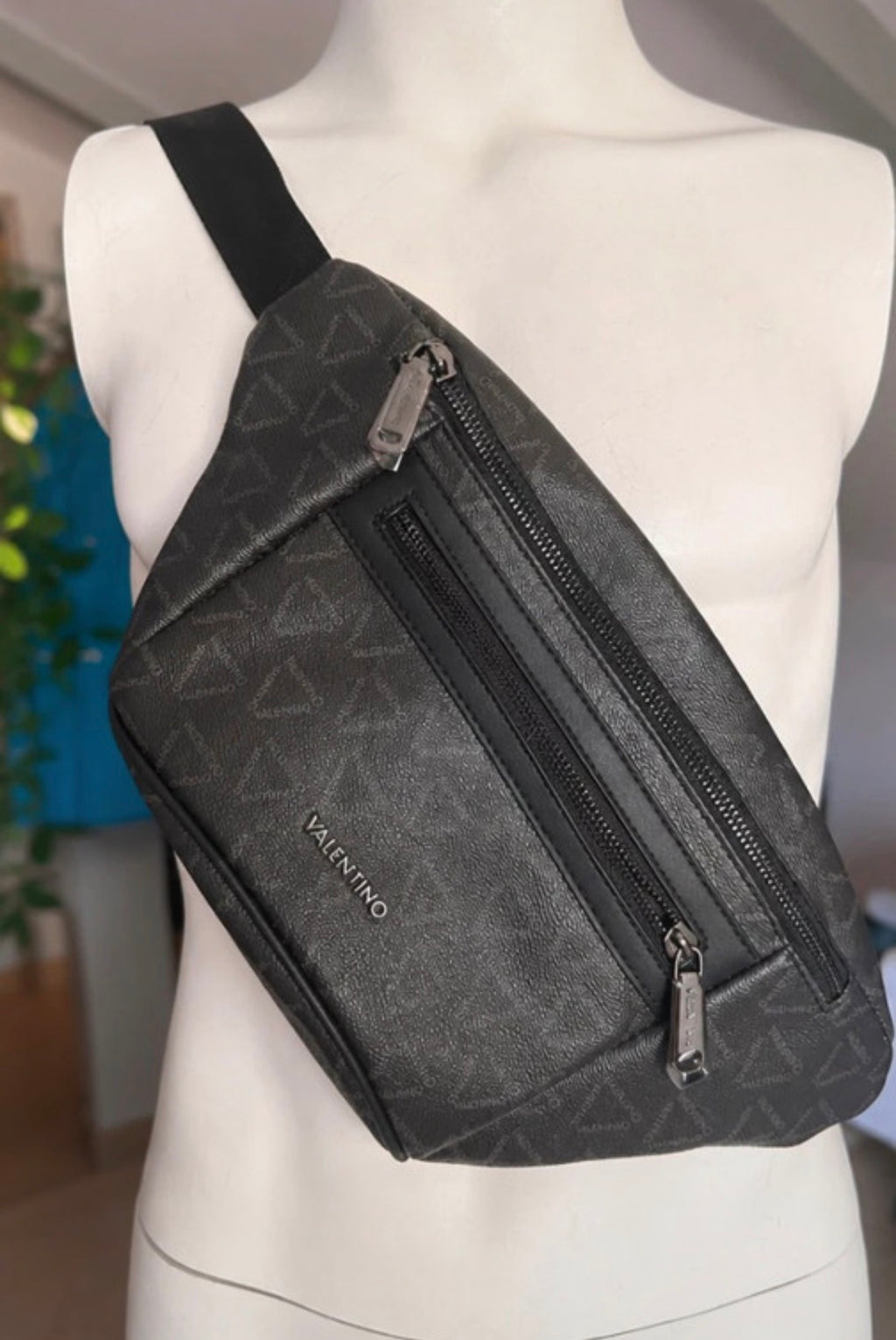 Riñonera Valentino negra con monograma | Unisex