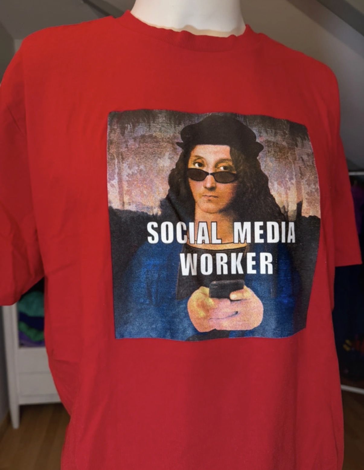 Camiseta vintage roja “Social Media Worker” print artístico oversize