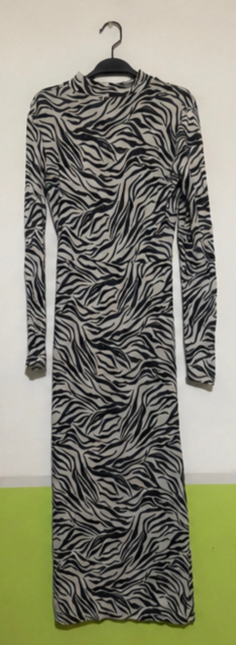 Vestido largo animal print cebra Bershka · Talla M