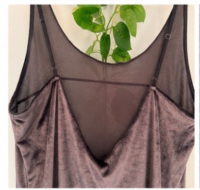 Vestido efecto terciopelo gris con espalda de tul