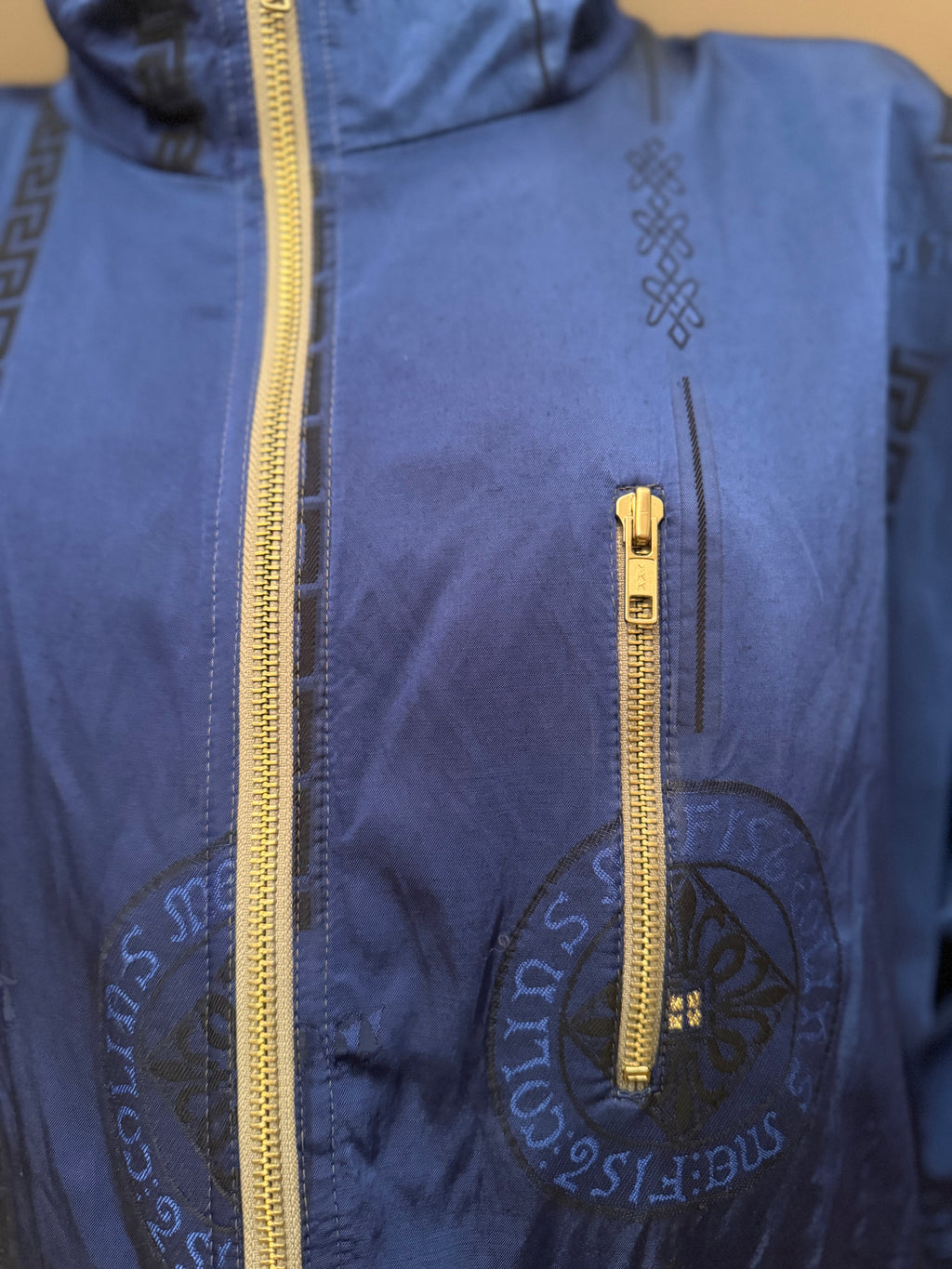 Chaqueta vintage 90s azul estampado geométrico MDC Saint Tropez estilo retro windbreaker