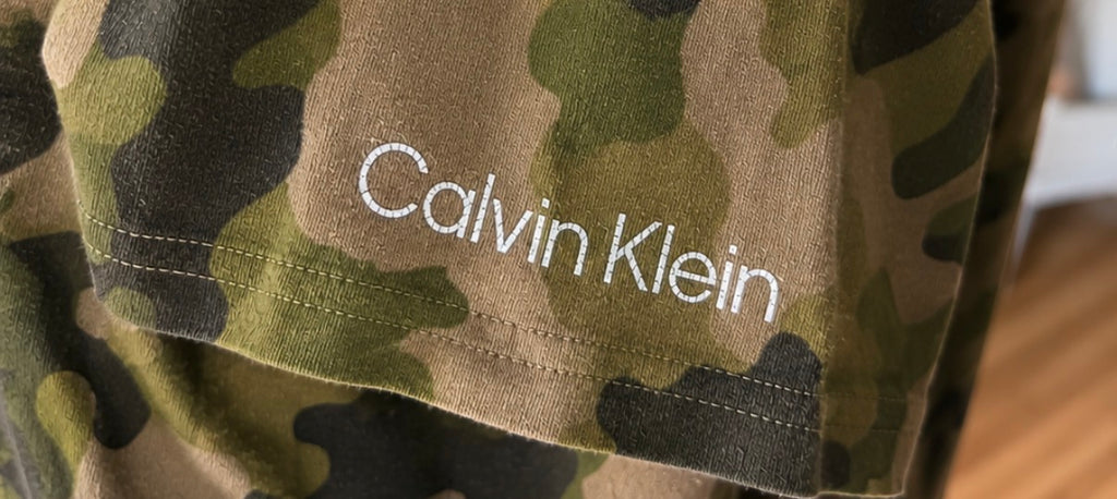 Camiseta Calvin Klein Camuflaje Oversize Vintage