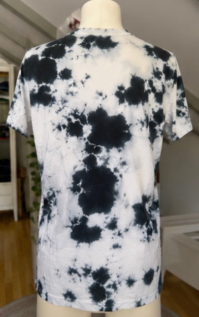 Camiseta DKNY Tie-Dye Blanco y Negro | Logo Frontal | Talla M
