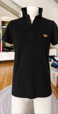 Polo Gianni Kavanagh Negro | Cuello Alto con Placa Metálica