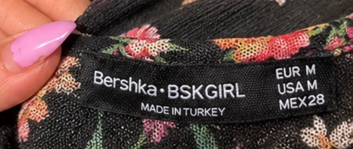 Vestido floral negro Bershka BSKGIRL · Talla M