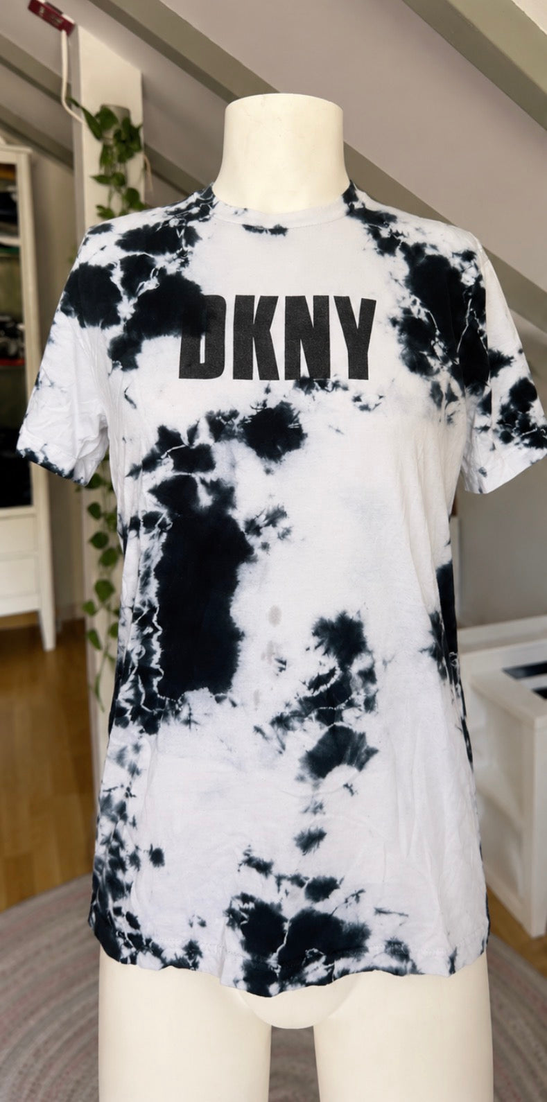 Camiseta DKNY Tie-Dye Blanco y Negro | Logo Frontal | Talla M