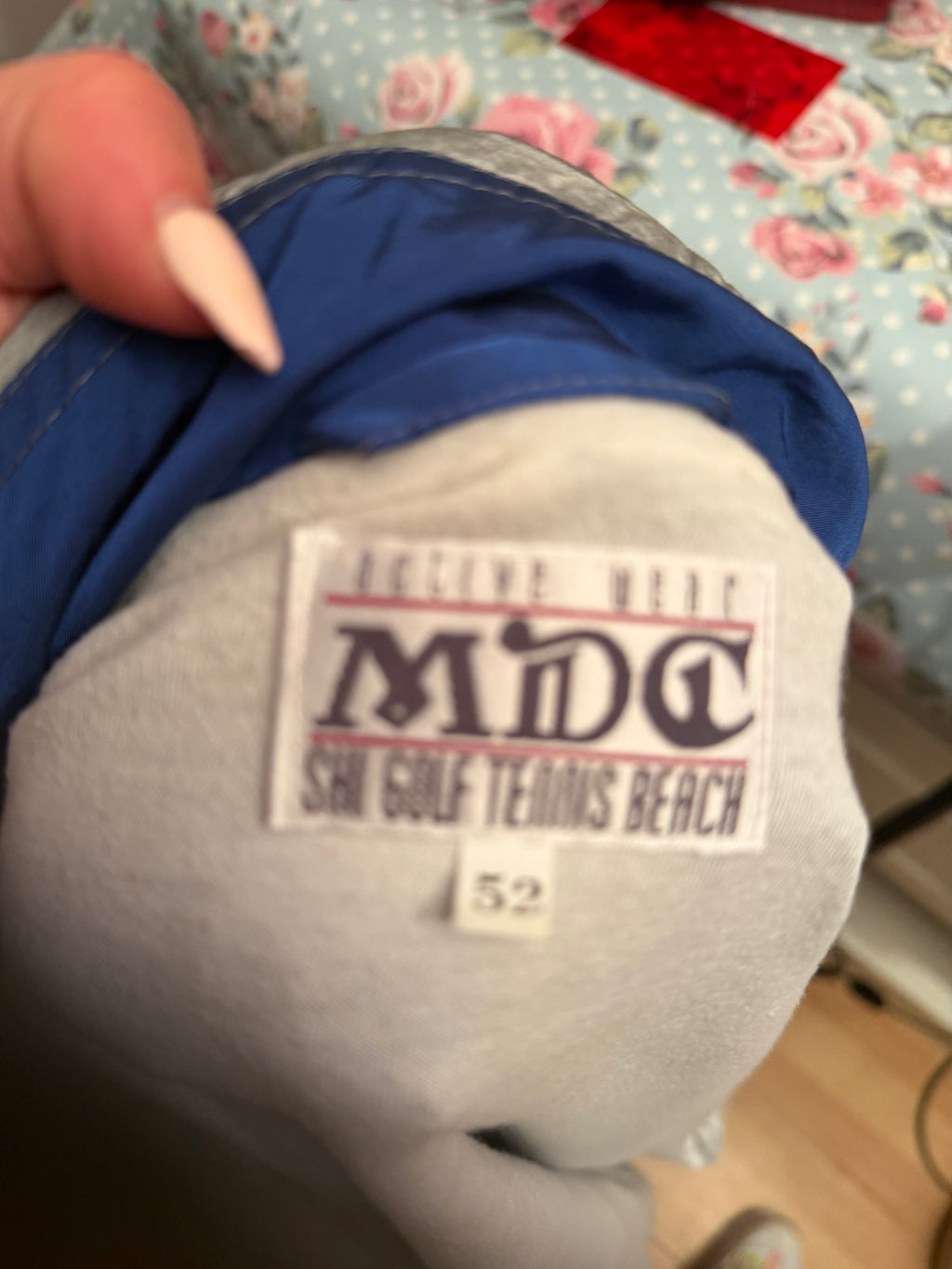 Chaqueta vintage 90s azul estampado geométrico MDC Saint Tropez estilo retro windbreaker