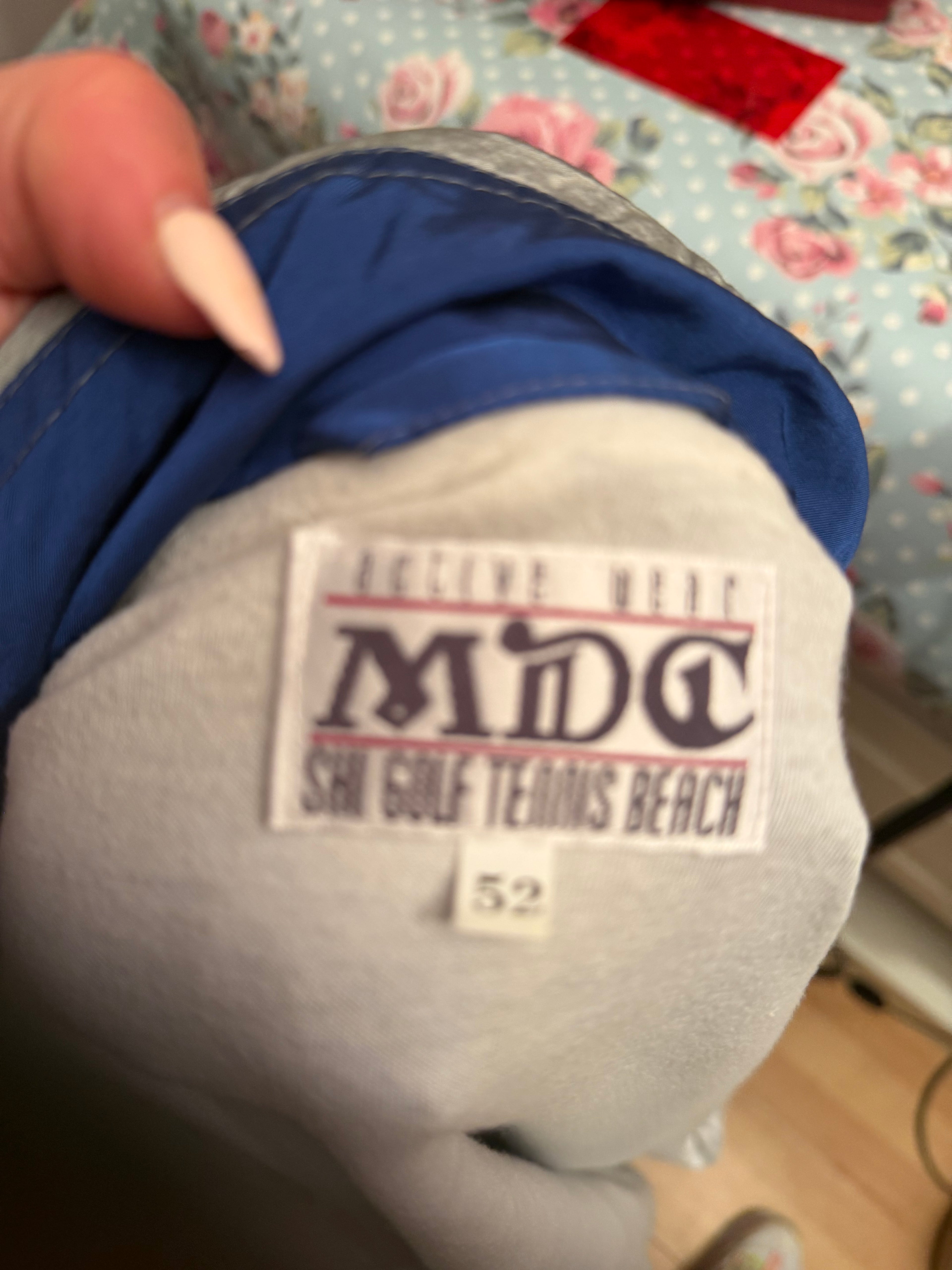 Chaqueta vintage 90s azul estampado geométrico MDC Saint Tropez estilo retro windbreaker