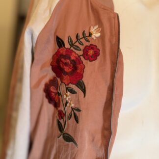 Chaqueta bomber rosa con bordado floral – Vintage romántico