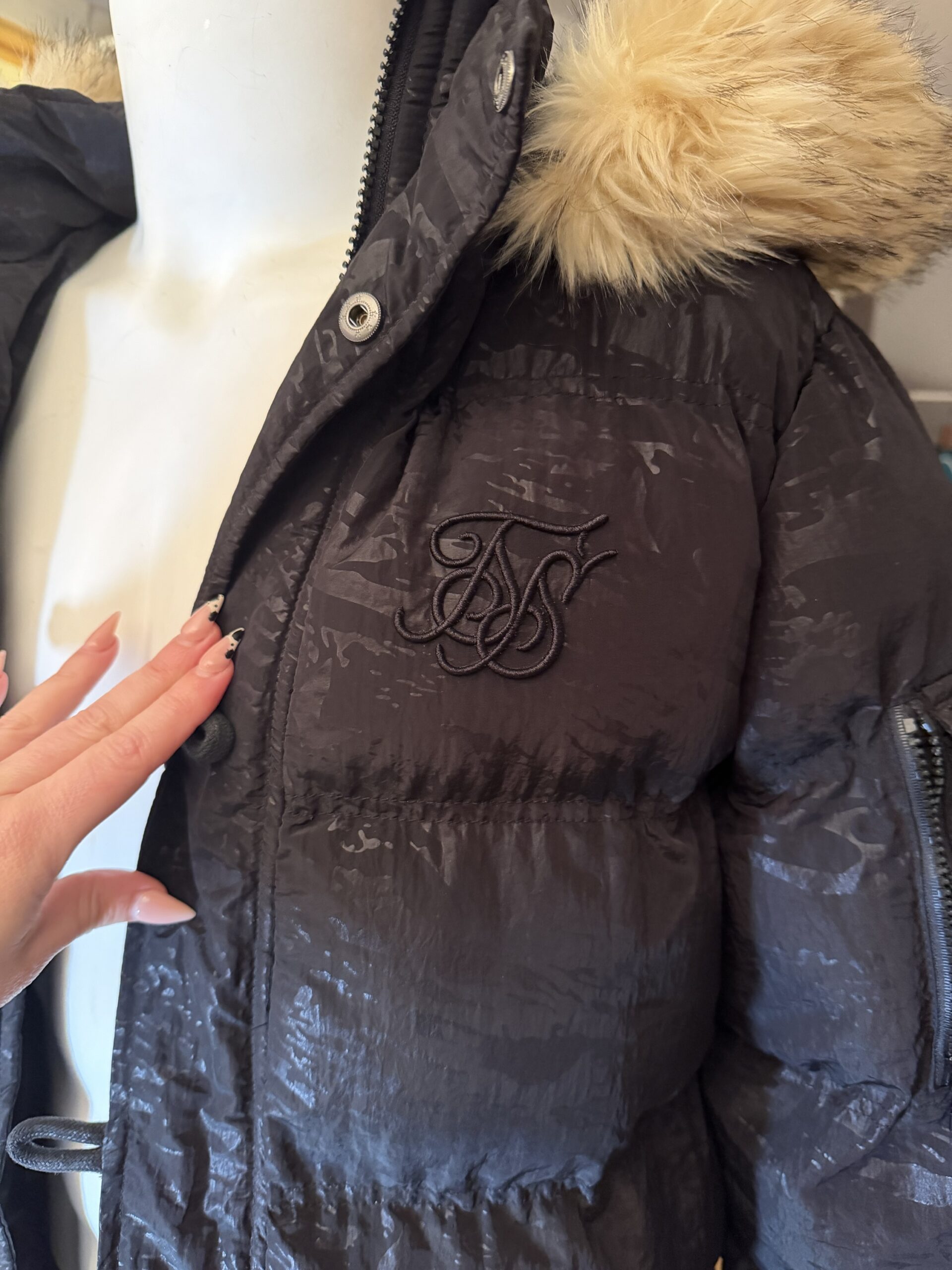 Plumífero SikSilk con capucha y pelo – Negro