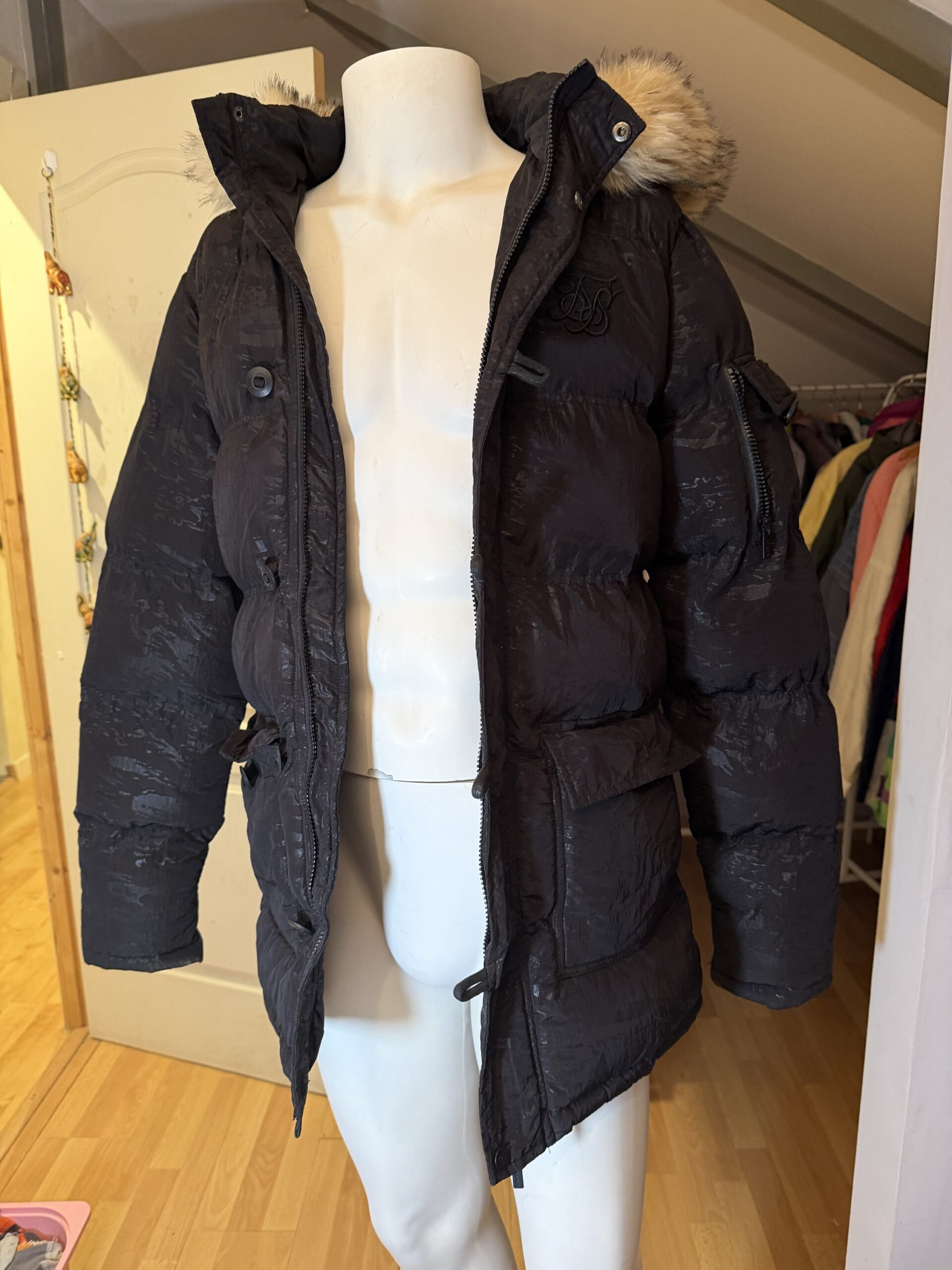 Plumífero SikSilk con capucha y pelo – Negro - Imagen 3