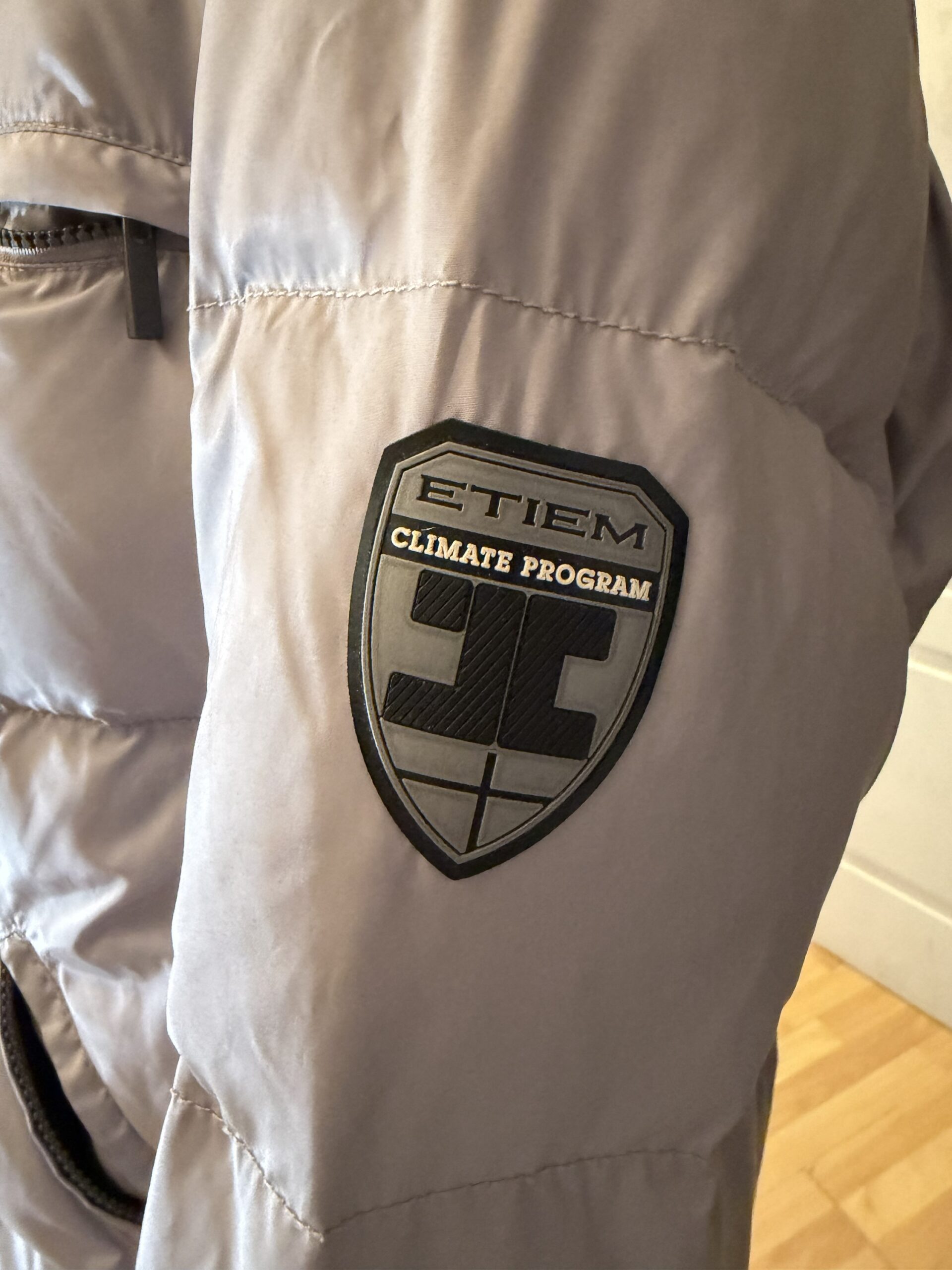 Plumífero ETIEM Climate Program – Gris - Imagen 4