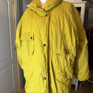 Abrigo acolchado vintage amarillo con bordado – 90s