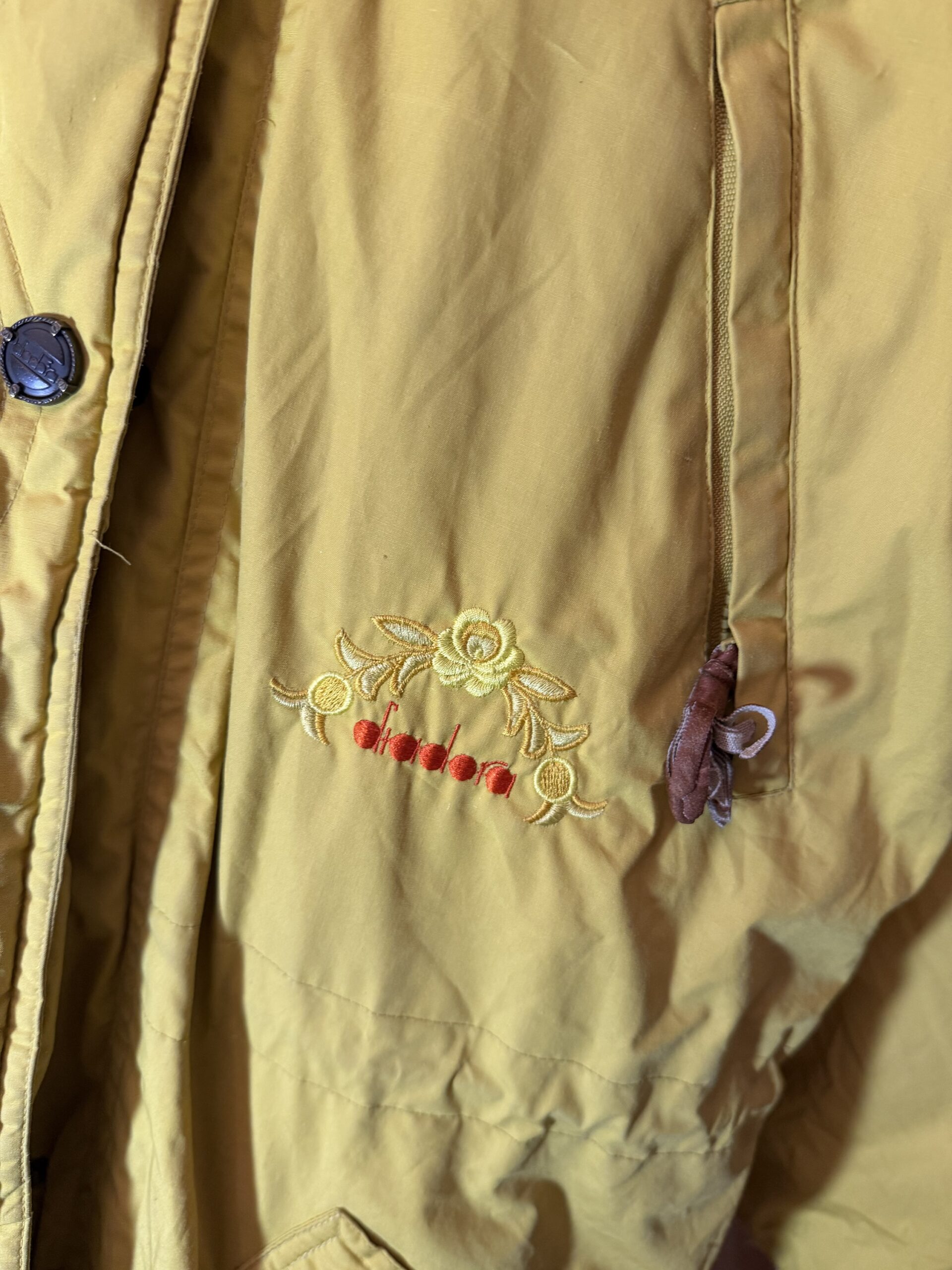 Abrigo acolchado vintage amarillo con bordado – 90s - Imagen 2