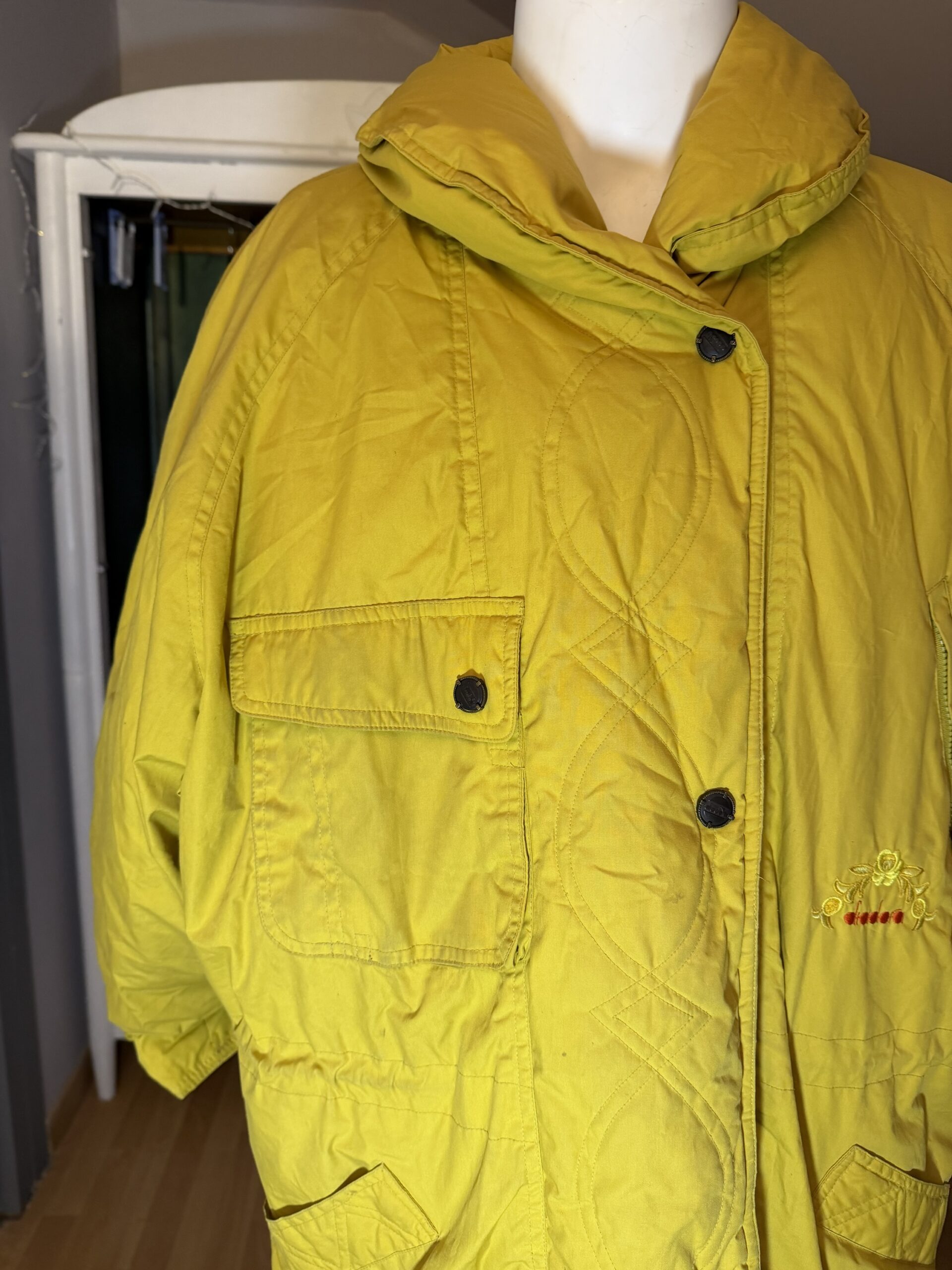 Abrigo acolchado vintage amarillo con bordado – 90s - Imagen 3