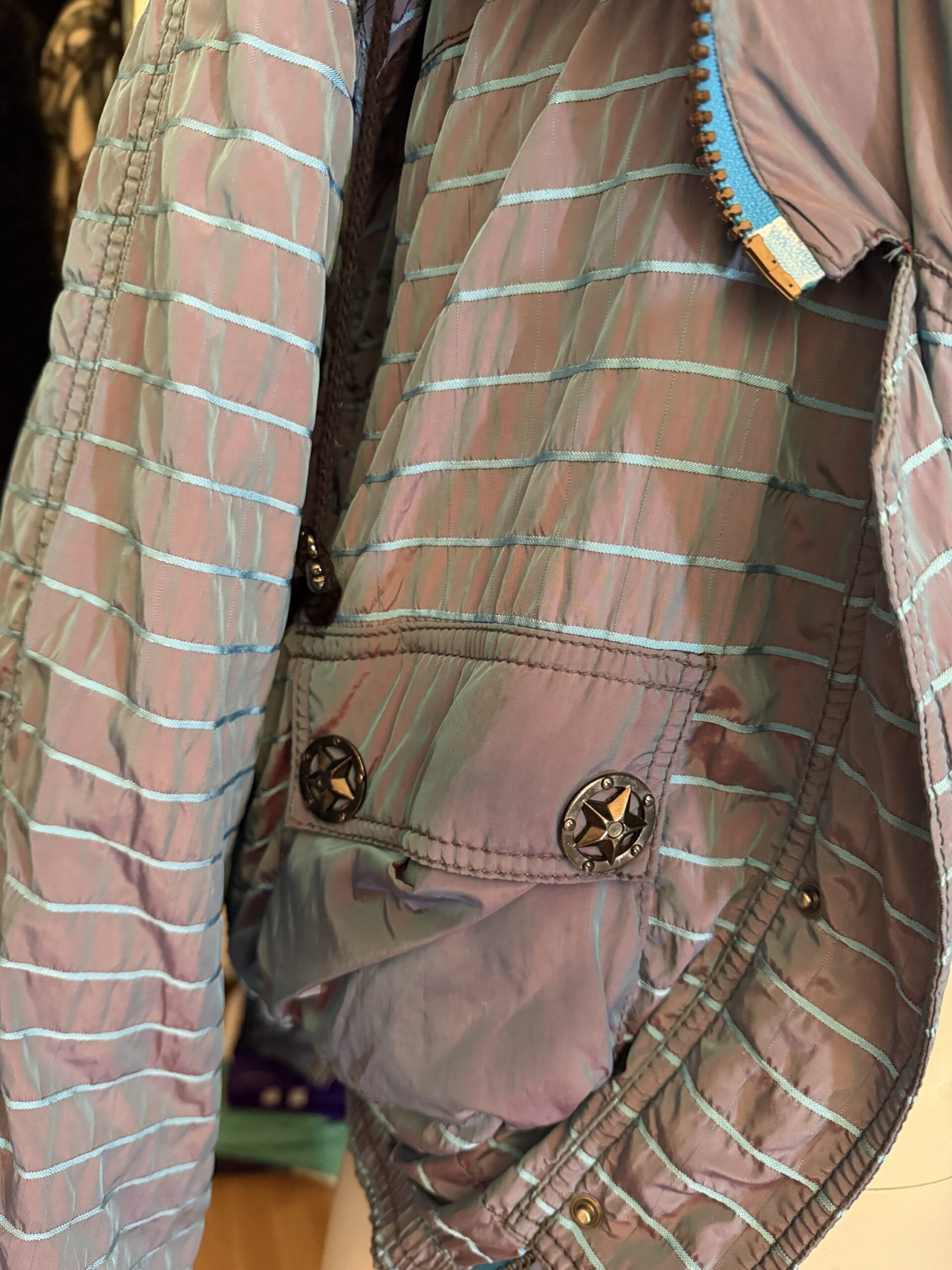 Cazadora acolchada vintage 90s iridiscente – Detalles únicos - Imagen 2