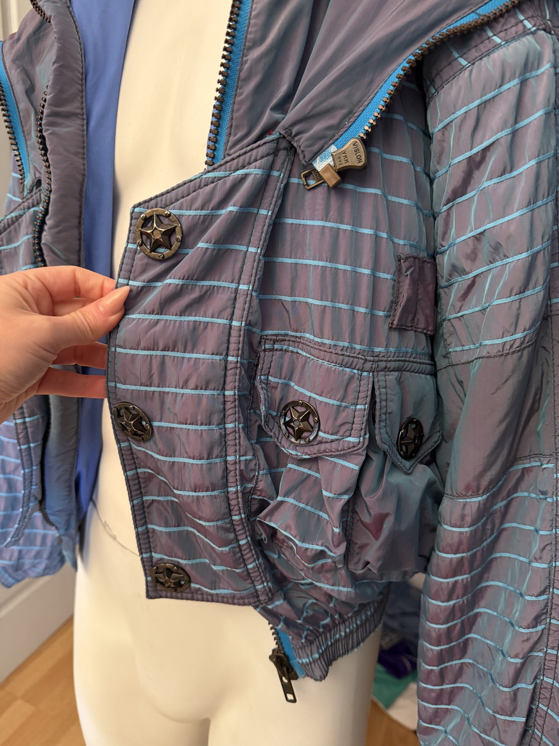 Cazadora acolchada vintage 90s iridiscente – Detalles únicos - Imagen 4