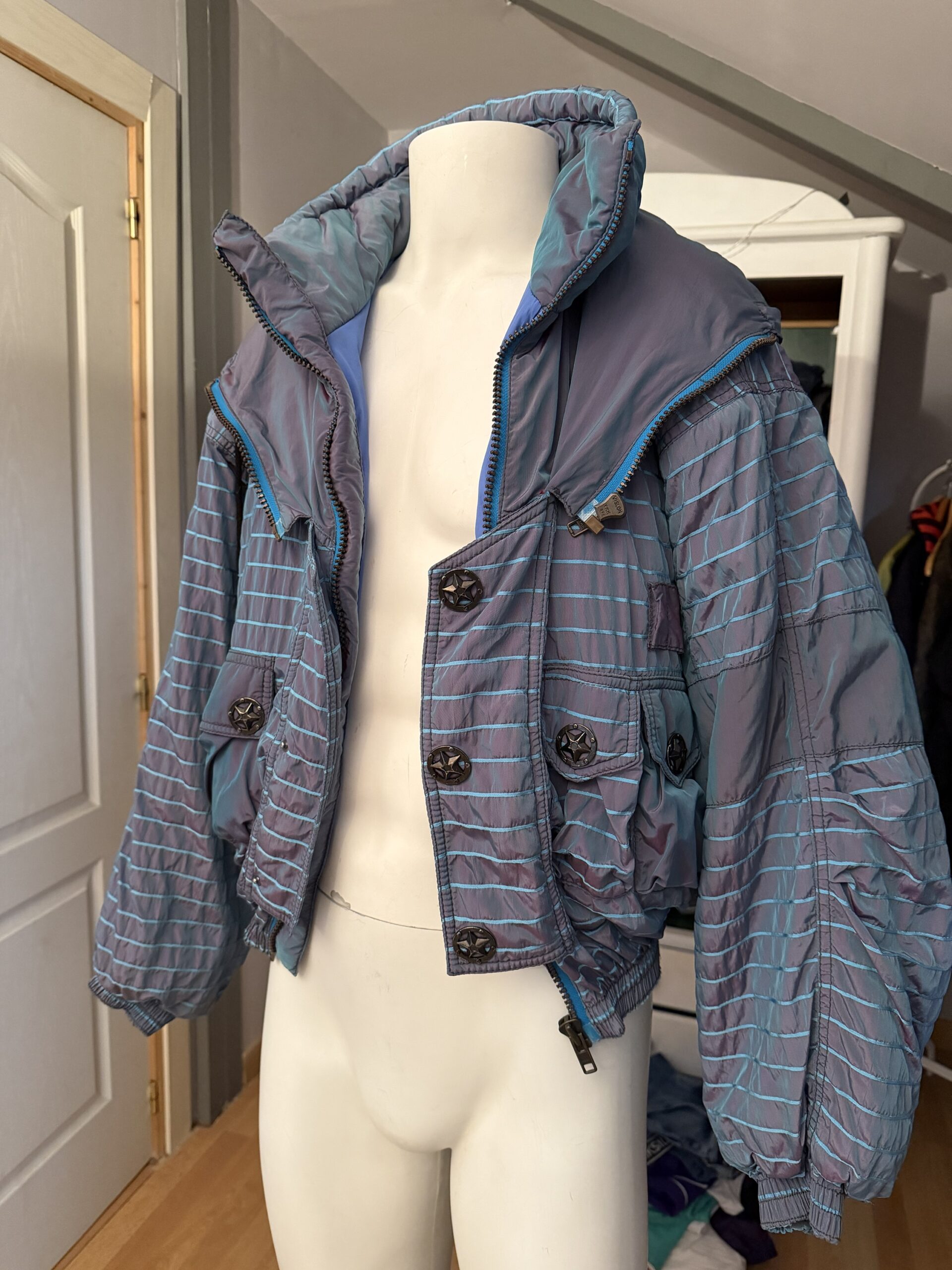 Cazadora acolchada vintage 90s iridiscente – Detalles únicos - Imagen 3