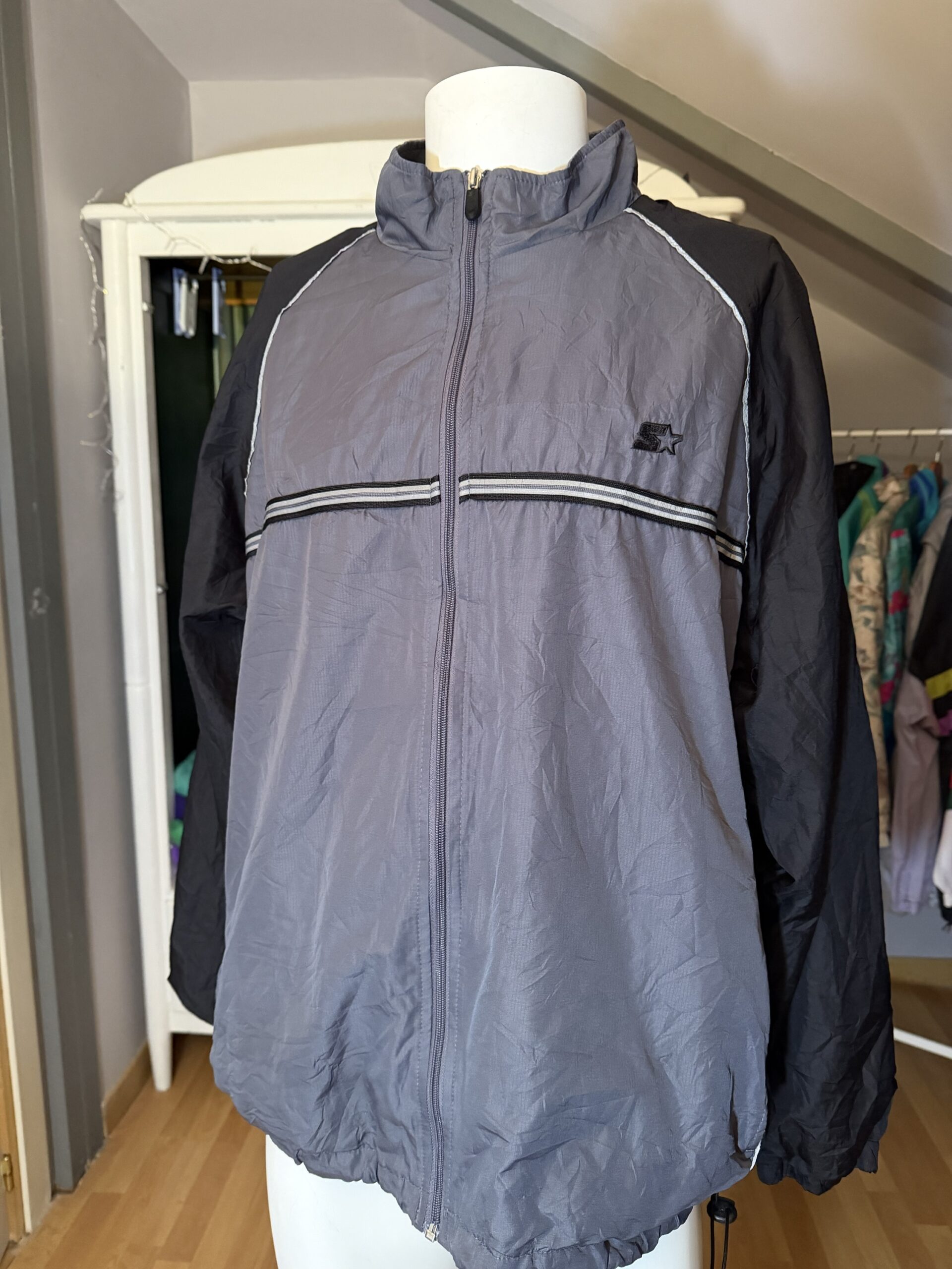 Chaqueta deportiva vintage 90s gris y negra