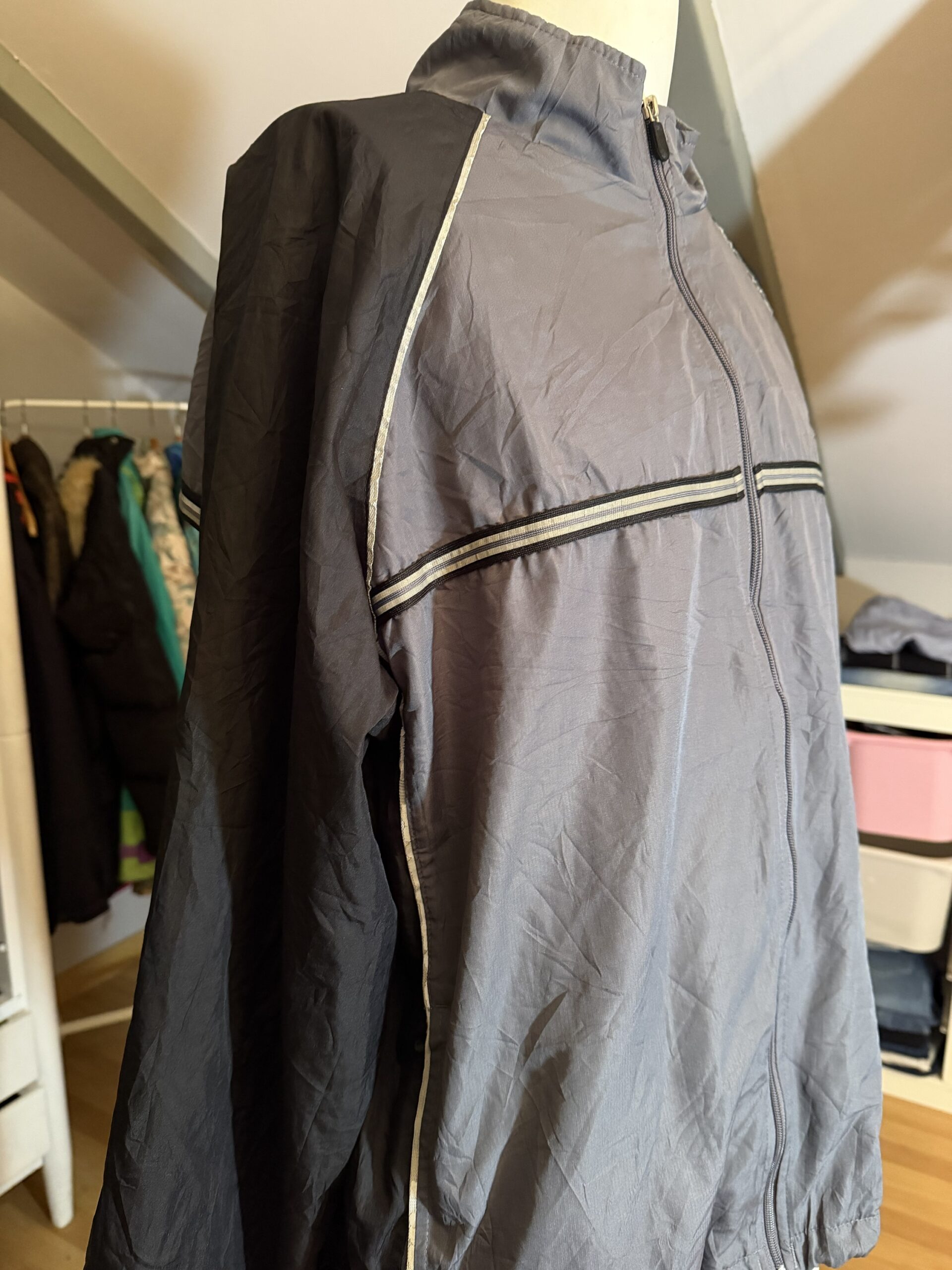 Chaqueta deportiva vintage 90s gris y negra - Imagen 3