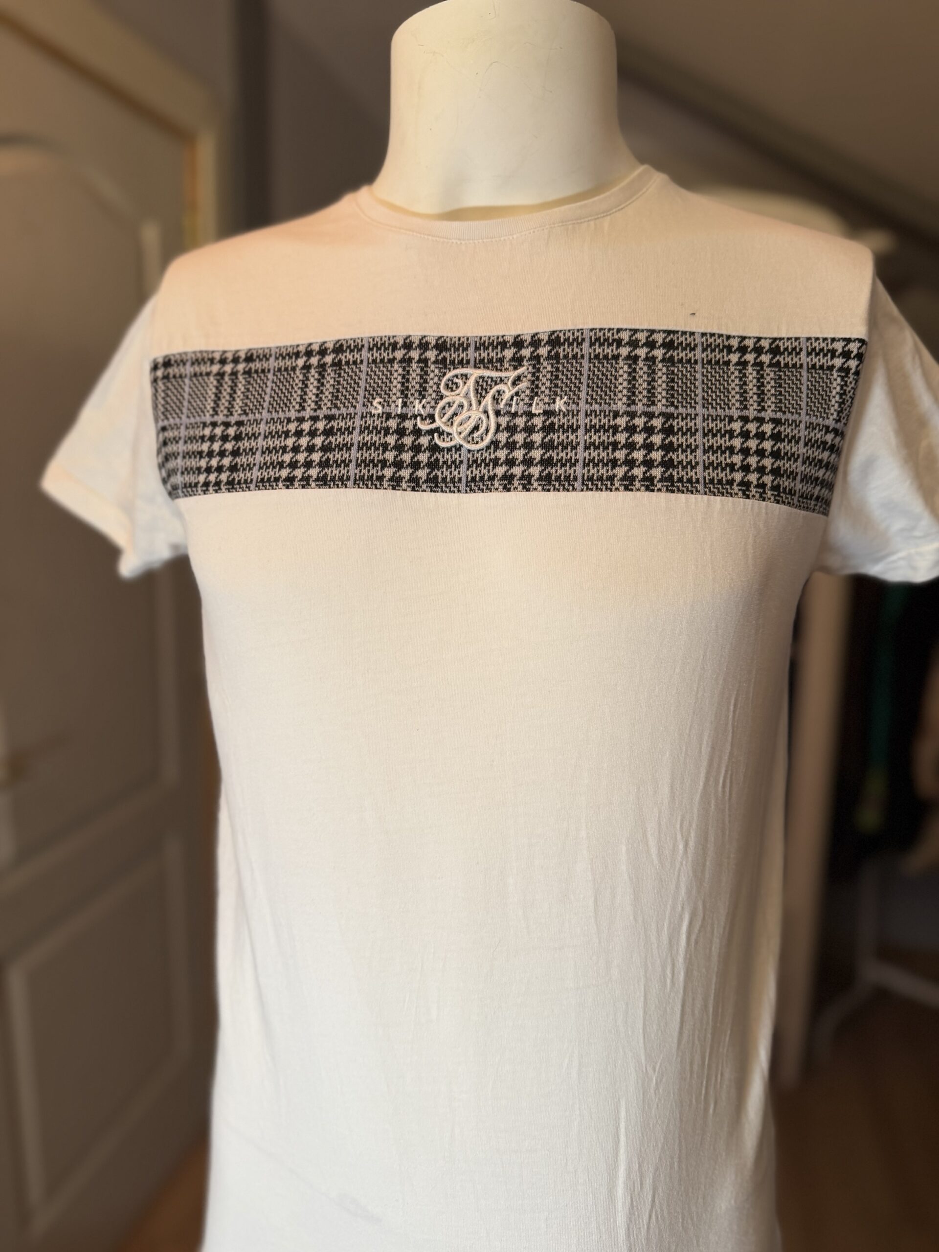 Camiseta SikSilk blanca con panel príncipe de Gales