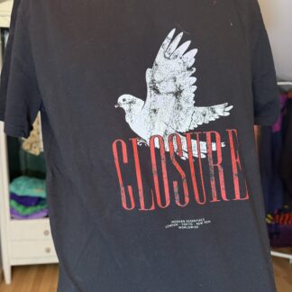 Camiseta negra CLOSURE London con paloma gráfica