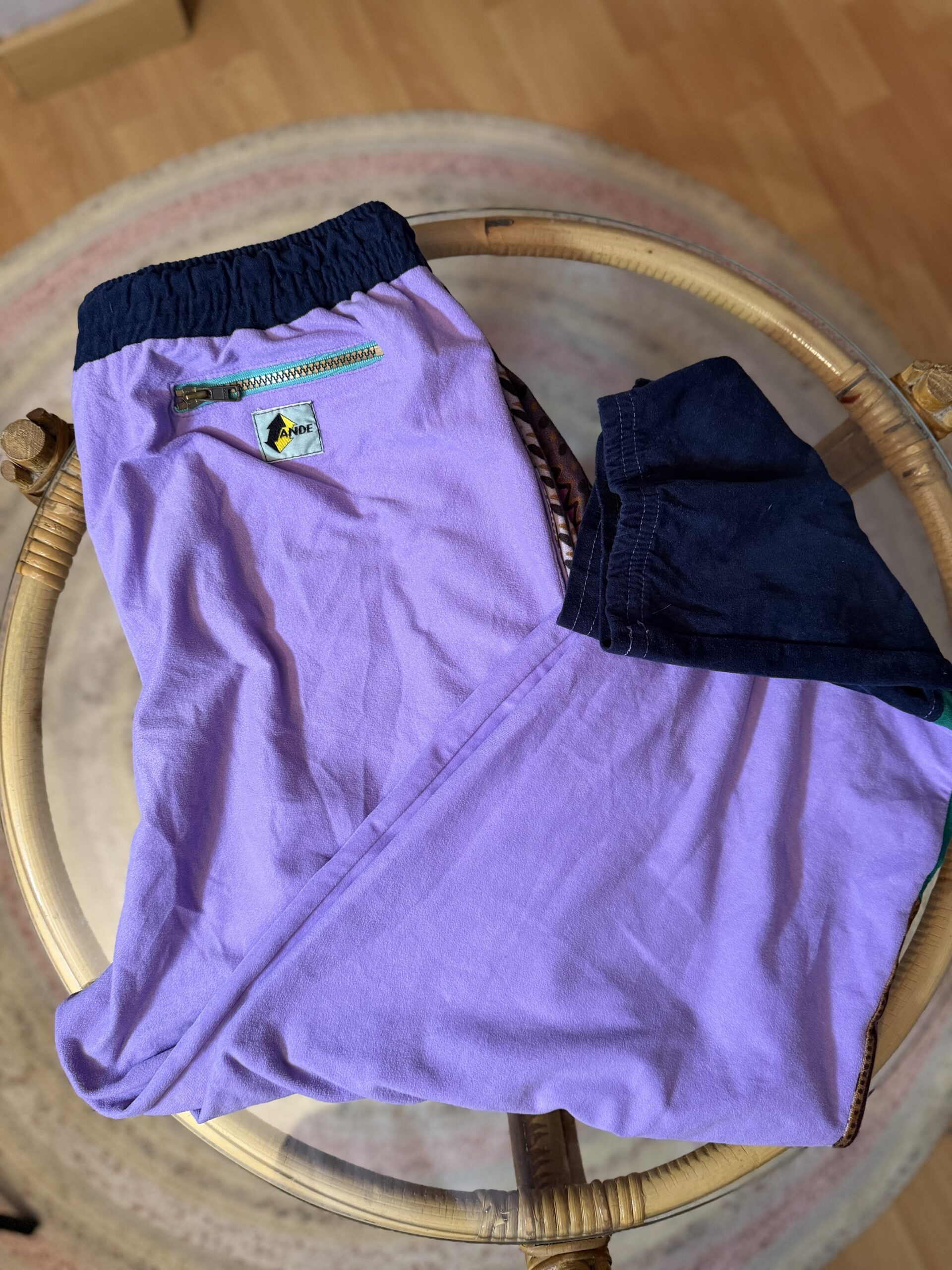 Pantalón vintage 90s lila con cremallera y detalles étnicos